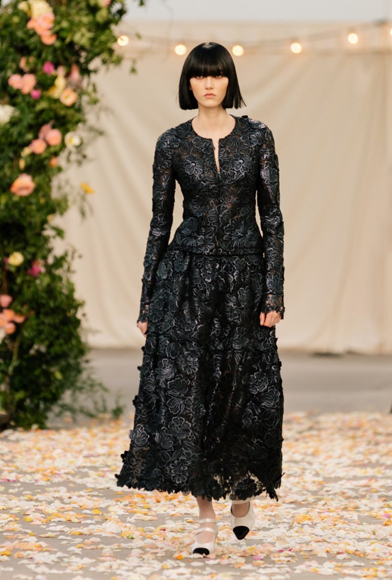Το Haute Couture show του οίκου Chanel θύμιζε μια ονειρεμένη, γαμήλια τελετή στην εξοχή - εικόνα 10