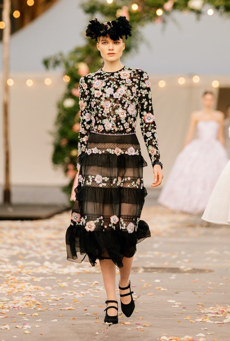 Το Haute Couture show του οίκου Chanel θύμιζε μια ονειρεμένη, γαμήλια τελετή στην εξοχή - εικόνα 12