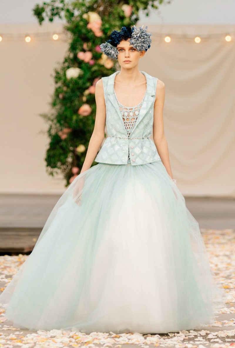 Το Haute Couture show του οίκου Chanel θύμιζε μια ονειρεμένη, γαμήλια τελετή στην εξοχή - εικόνα 15