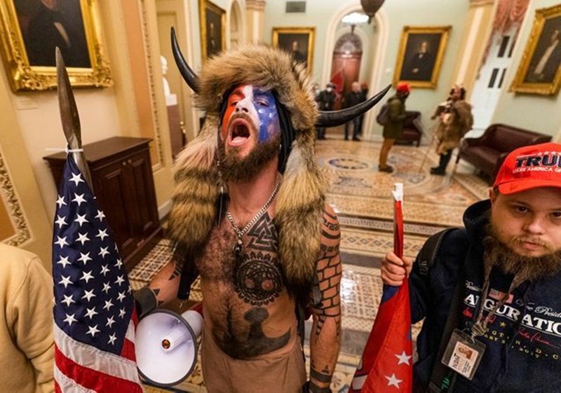 «Σκοτεινές ώρες» για τη Δημοκρατία των ΗΠΑ: Πώς σχολιάζουν οι celebrities την εισβολή στο Καπιτώλιο; - εικόνα 1