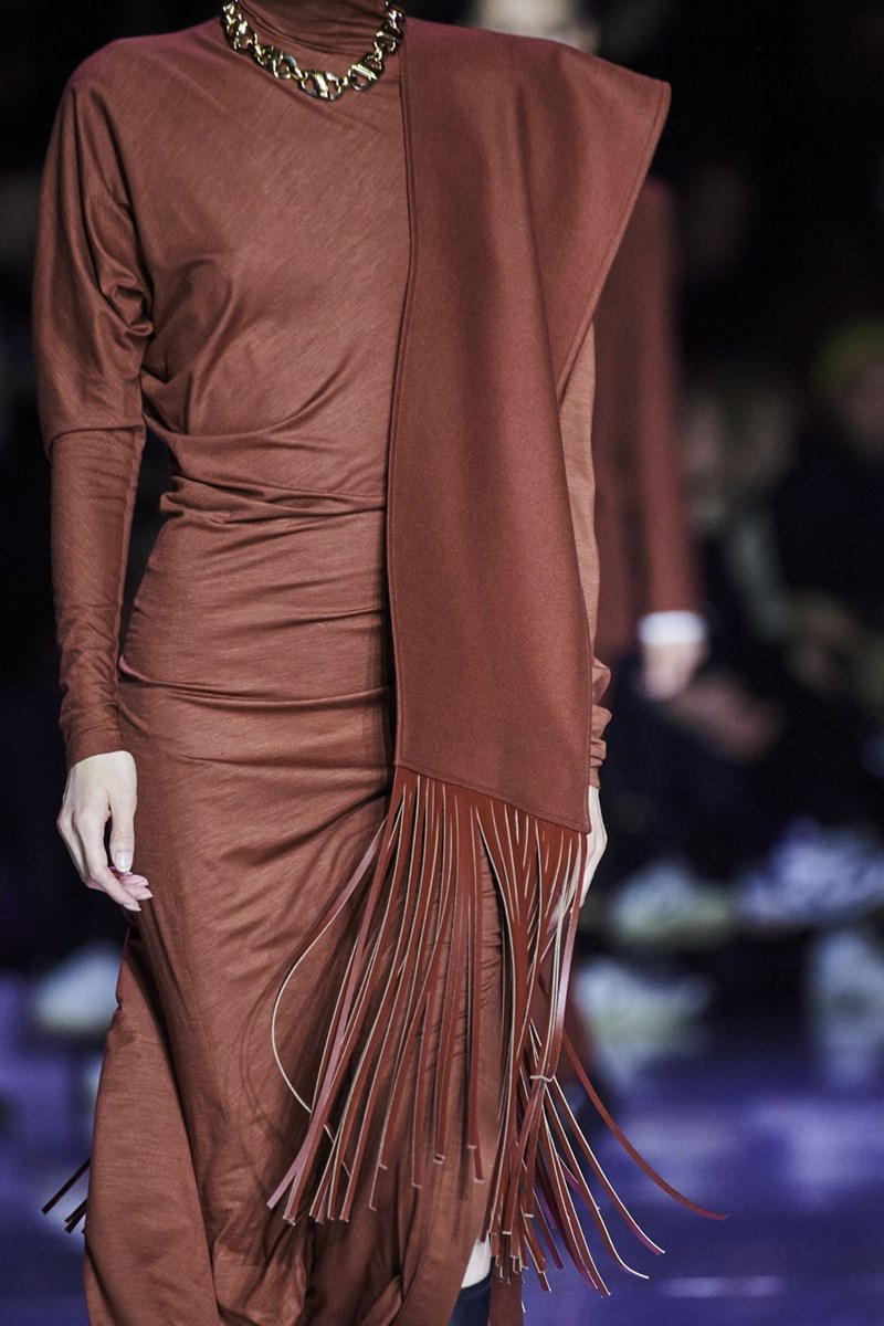 Ένα χουχουλιάρικο, πλεκτό κασκόλ θα το χρειαστείς σίγουρα τις επόμενες ημέρες #musthave - εικόνα 2