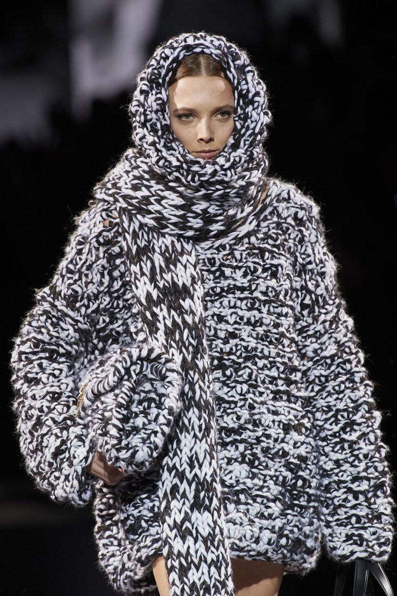 Ένα χουχουλιάρικο, πλεκτό κασκόλ θα το χρειαστείς σίγουρα τις επόμενες ημέρες #musthave - εικόνα 1