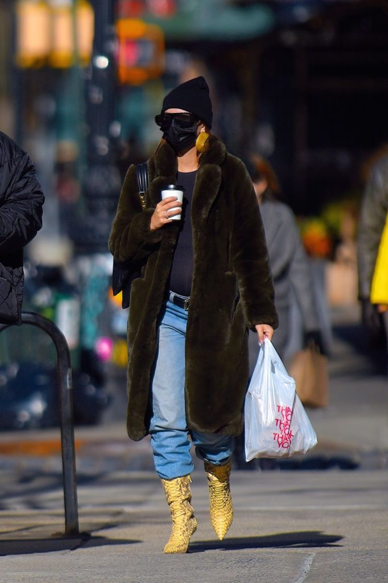 H Emily Ratajkowski ξέρει πολύ καλά πώς να απογειώσει ένα denim παντελόνι (και το κάνει συνέχεια!) - εικόνα 1