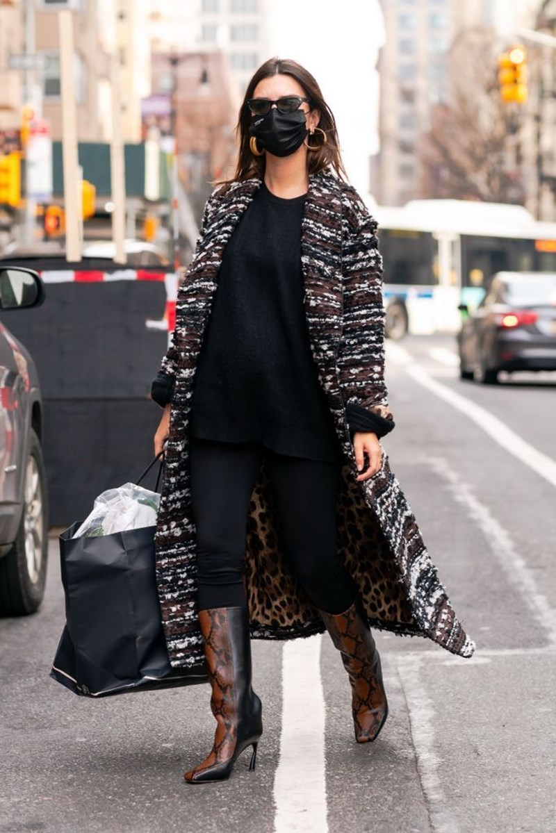 H Emily Ratajkowski ξέρει πολύ καλά πώς να απογειώσει ένα denim παντελόνι (και το κάνει συνέχεια!) - εικόνα 2