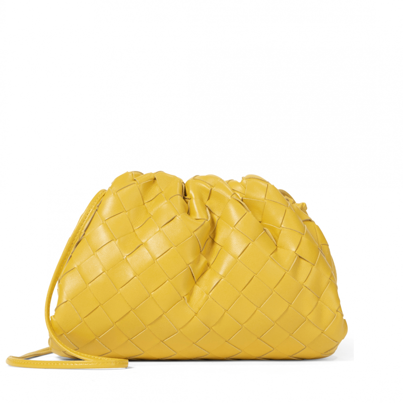 8 «μικρές αλλά θαυματουργές» τσάντες που θα απογειώσουν όλα σου τα looks - εικόνα 1