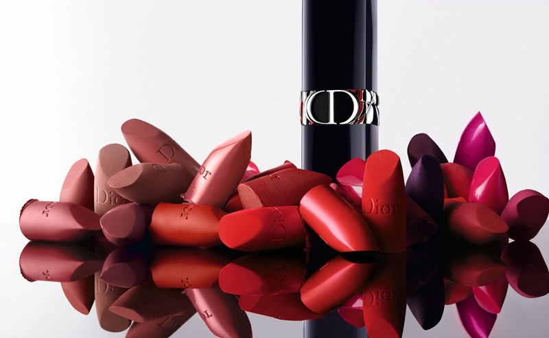 O Peter Phillips μάς συστήνει το ανενεωμένο Rouge Dior μέσα από 3 μακιγιάζ-όνειρο - εικόνα 1