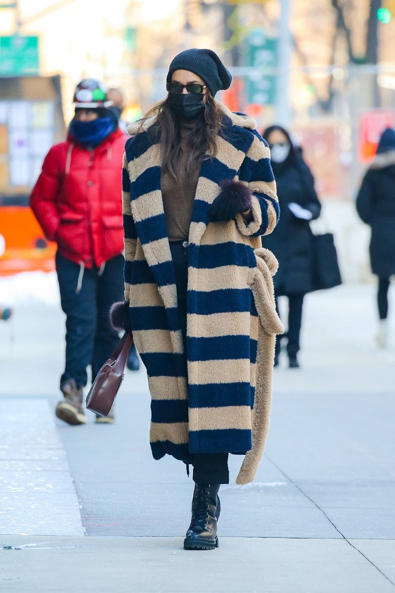 Irina Shayk: Τα πανωφόρια της είναι το ένα καλύτερο από το άλλο. Τα θέλουμε όλα! - εικόνα 1