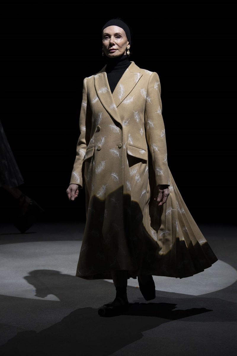 Τα πανωφόρια που μονοπώλησαν το ενδιαφέρον μας στην Εβδομάδα Μόδας του Λονδίνου - εικόνα 4