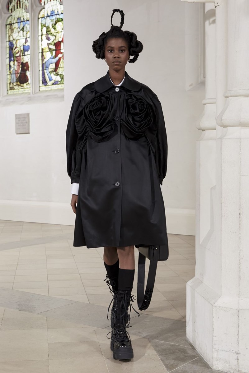 Τα πανωφόρια που μονοπώλησαν το ενδιαφέρον μας στην Εβδομάδα Μόδας του Λονδίνου - εικόνα 2