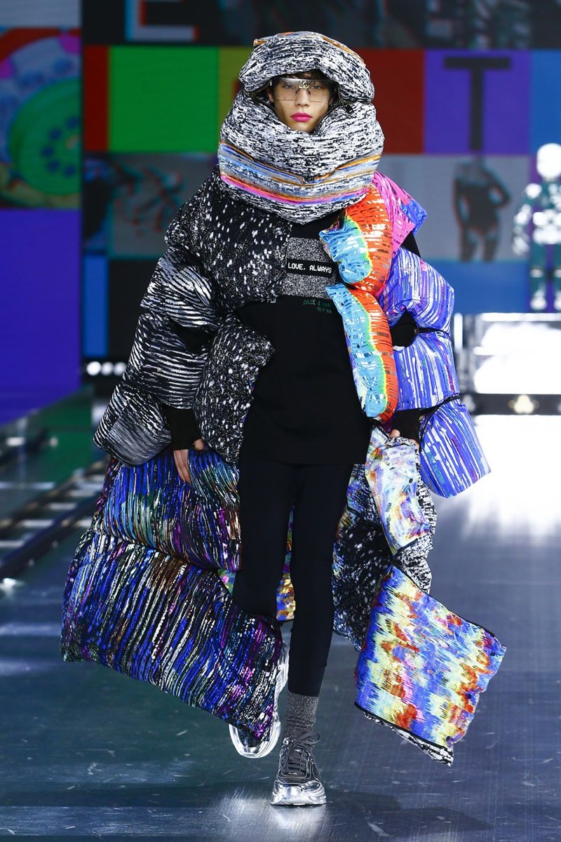 Dolce & Gabbana: Η AW21 συλλογή του οίκου φωνάζει '90s και ταυτόχρονα μοιάζει να έχει έρθει από το μέλλον - εικόνα 8