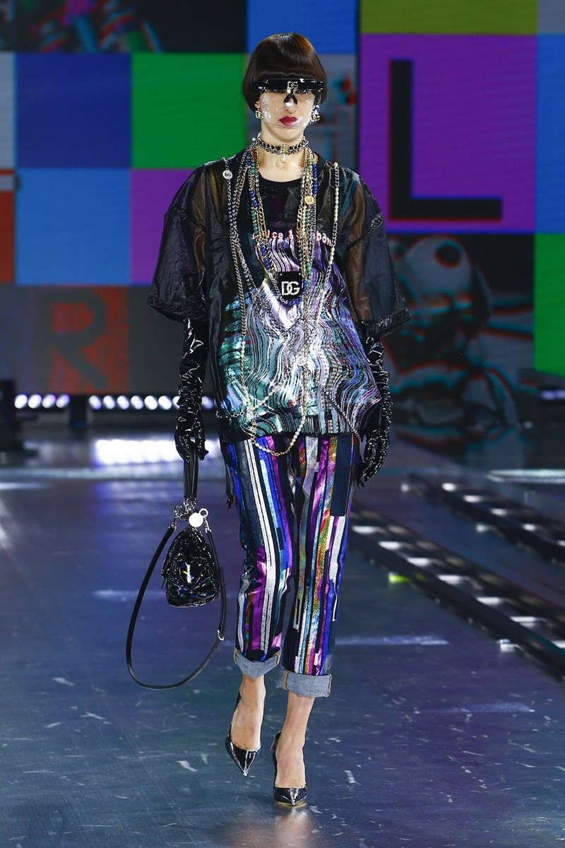 Dolce & Gabbana: Η AW21 συλλογή του οίκου φωνάζει '90s και ταυτόχρονα μοιάζει να έχει έρθει από το μέλλον - εικόνα 3