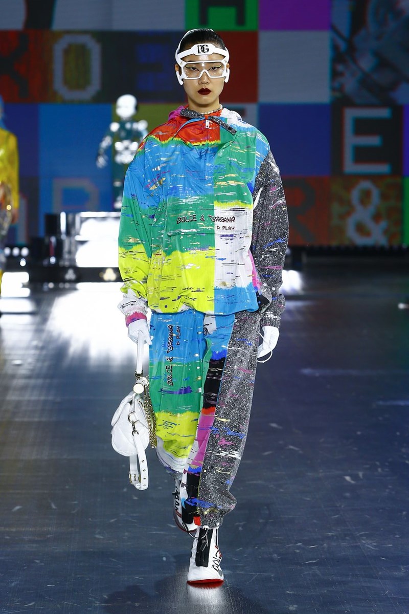 Dolce & Gabbana: Η AW21 συλλογή του οίκου φωνάζει '90s και ταυτόχρονα μοιάζει να έχει έρθει από το μέλλον - εικόνα 4