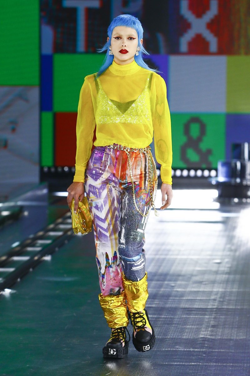 Dolce & Gabbana: Η AW21 συλλογή του οίκου φωνάζει '90s και ταυτόχρονα μοιάζει να έχει έρθει από το μέλλον - εικόνα 5