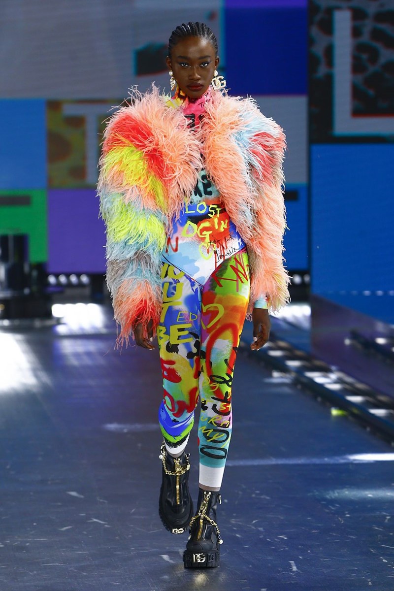 Dolce & Gabbana: Η AW21 συλλογή του οίκου φωνάζει '90s και ταυτόχρονα μοιάζει να έχει έρθει από το μέλλον - εικόνα 16