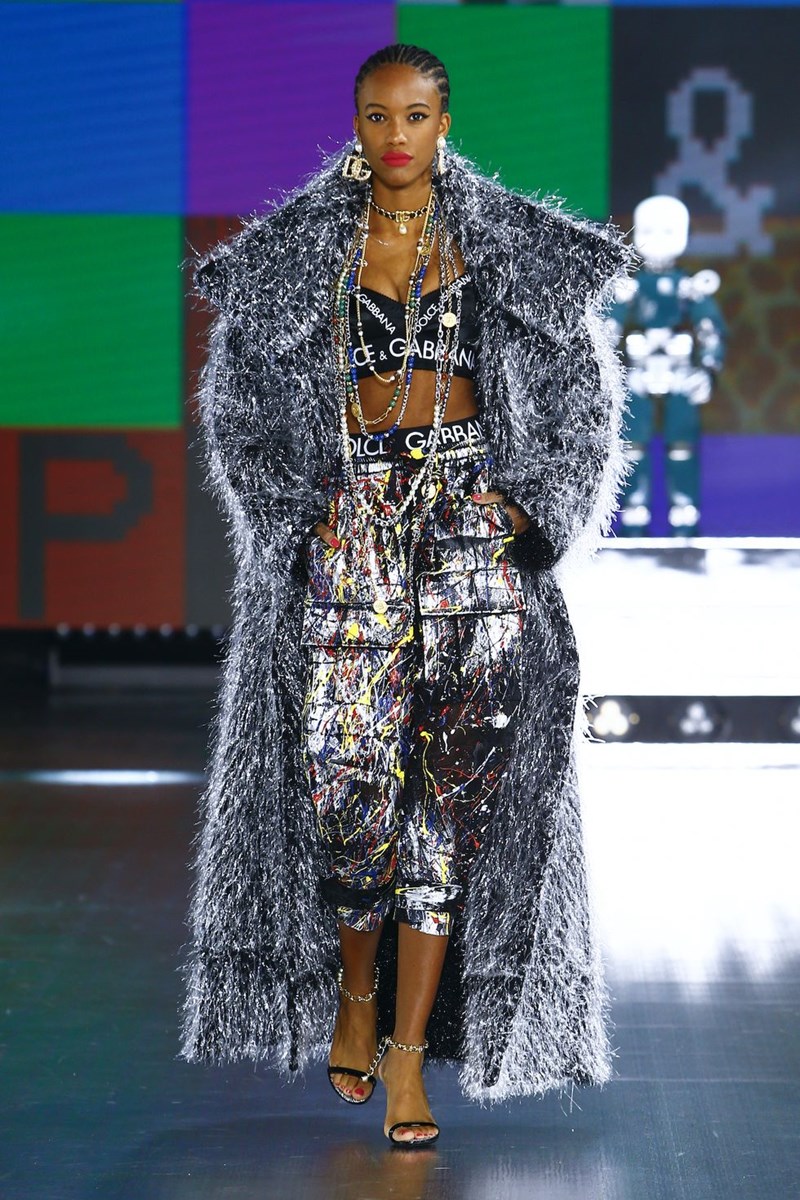 Dolce & Gabbana: Η AW21 συλλογή του οίκου φωνάζει '90s και ταυτόχρονα μοιάζει να έχει έρθει από το μέλλον - εικόνα 20