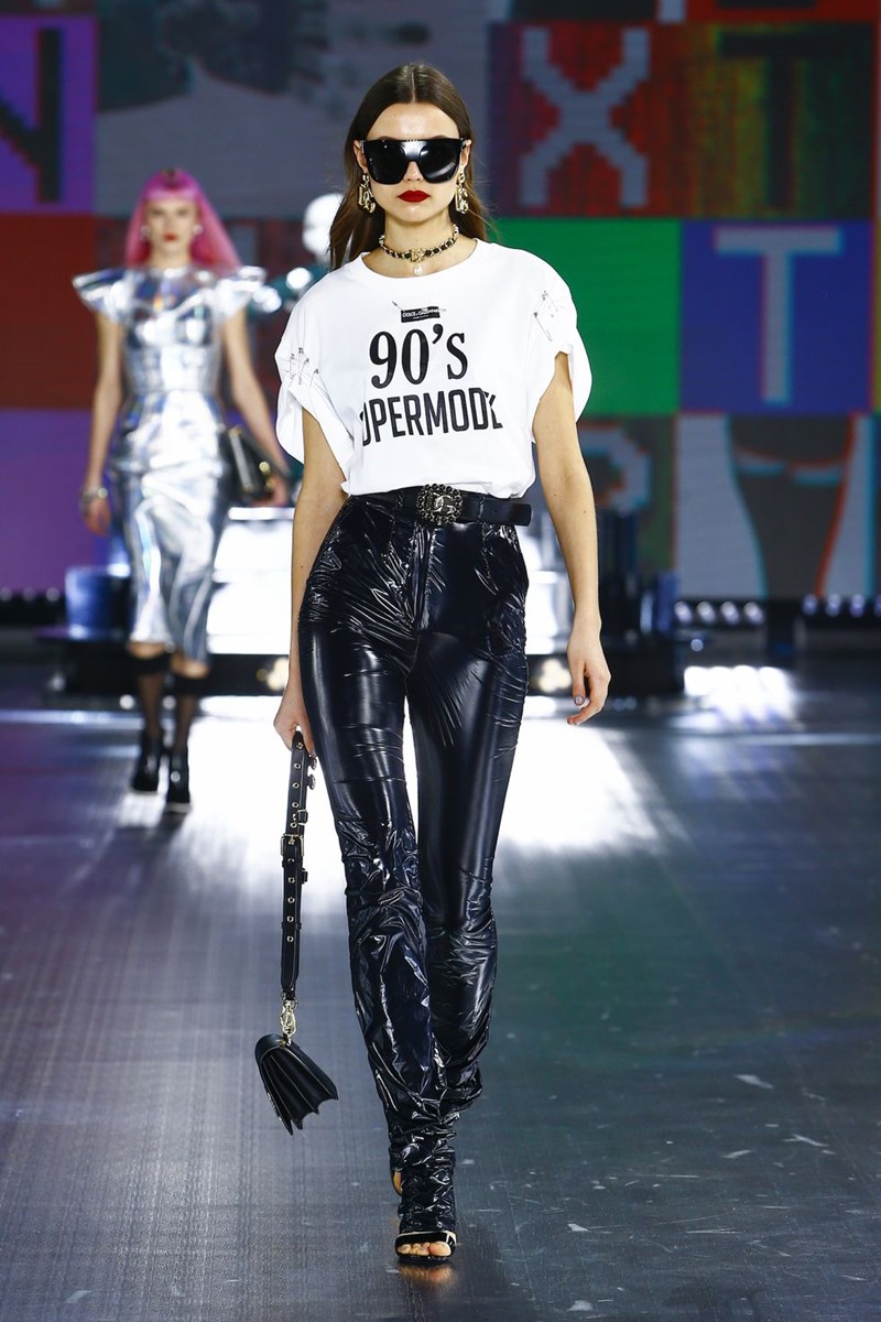 Dolce & Gabbana: Η AW21 συλλογή του οίκου φωνάζει '90s και ταυτόχρονα μοιάζει να έχει έρθει από το μέλλον - εικόνα 23