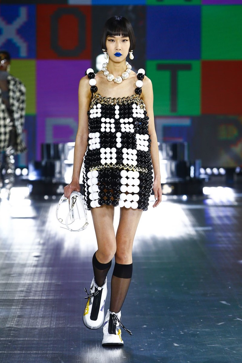 Dolce & Gabbana: Η AW21 συλλογή του οίκου φωνάζει '90s και ταυτόχρονα μοιάζει να έχει έρθει από το μέλλον - εικόνα 26