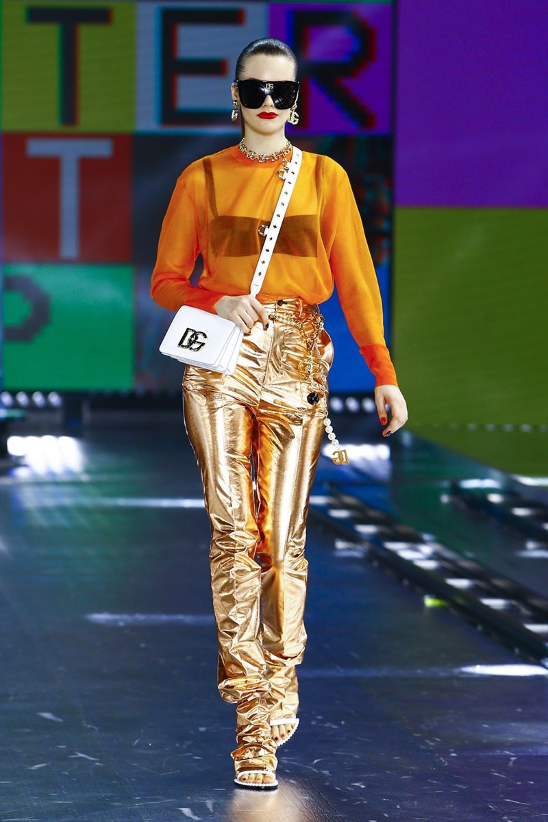 Dolce & Gabbana: Η AW21 συλλογή του οίκου φωνάζει '90s και ταυτόχρονα μοιάζει να έχει έρθει από το μέλλον - εικόνα 28