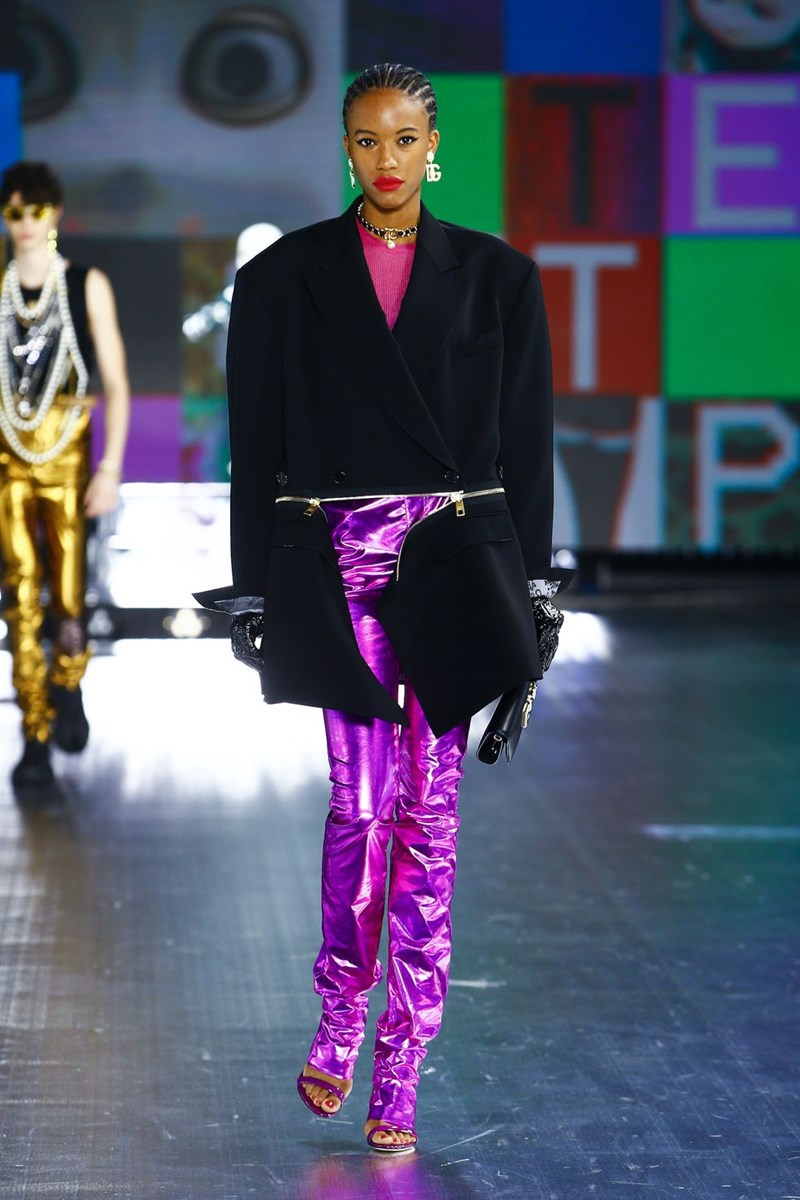 Dolce & Gabbana: Η AW21 συλλογή του οίκου φωνάζει '90s και ταυτόχρονα μοιάζει να έχει έρθει από το μέλλον - εικόνα 29