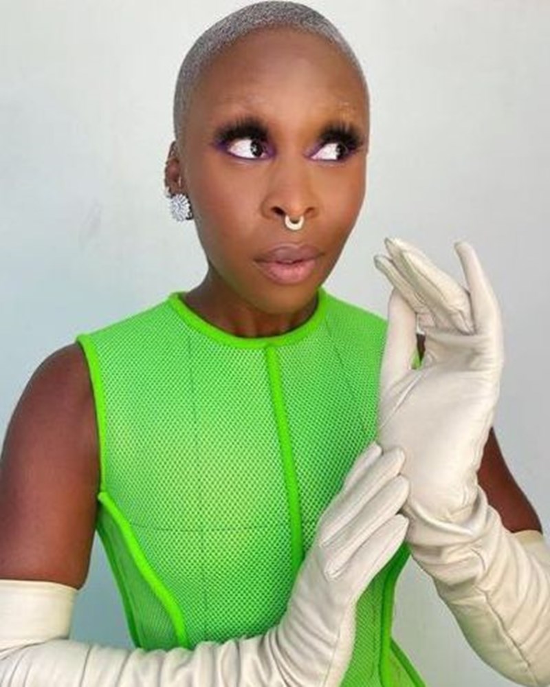 Κατακόκκινα χείλη, έντονα smokey eyes, λαμπερά χτενίσματα: Τα beauty looks στις Χρυσές Σφαίρες 2021 ήταν έμπνευση - εικόνα 2