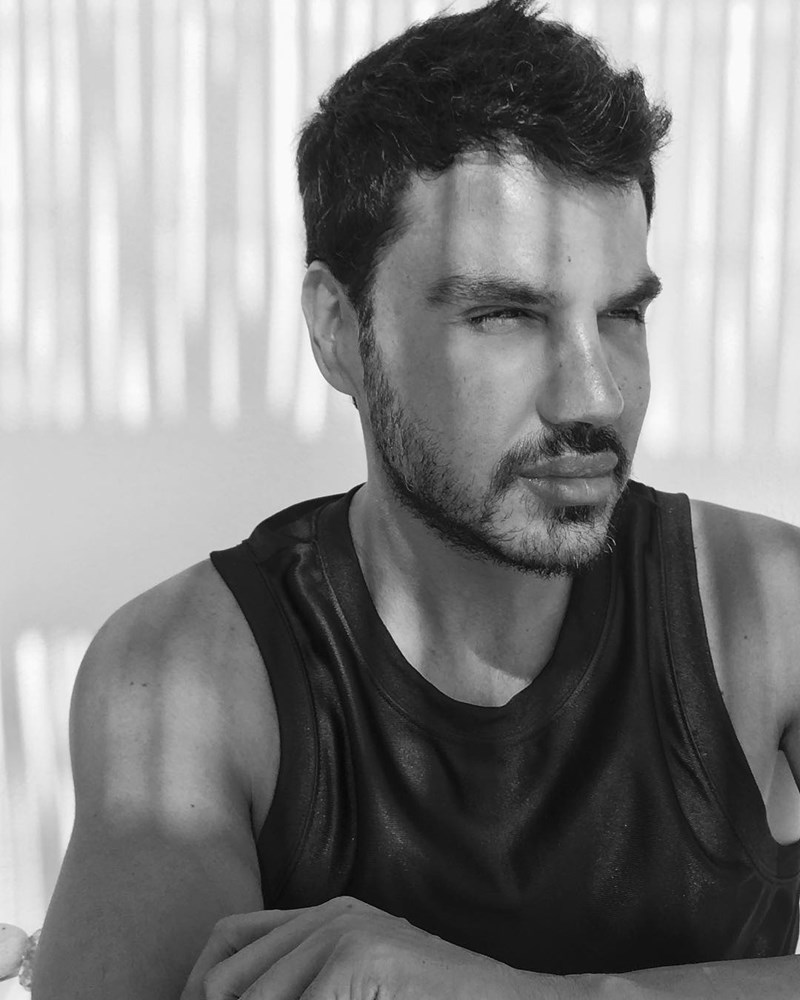 Ηighlighters: 6 κορυφαίοι make-up artists μας συστήνουν το αγαπημένο τους προϊόν λάμψης και μοιράζονται τα tips τους - εικόνα 1