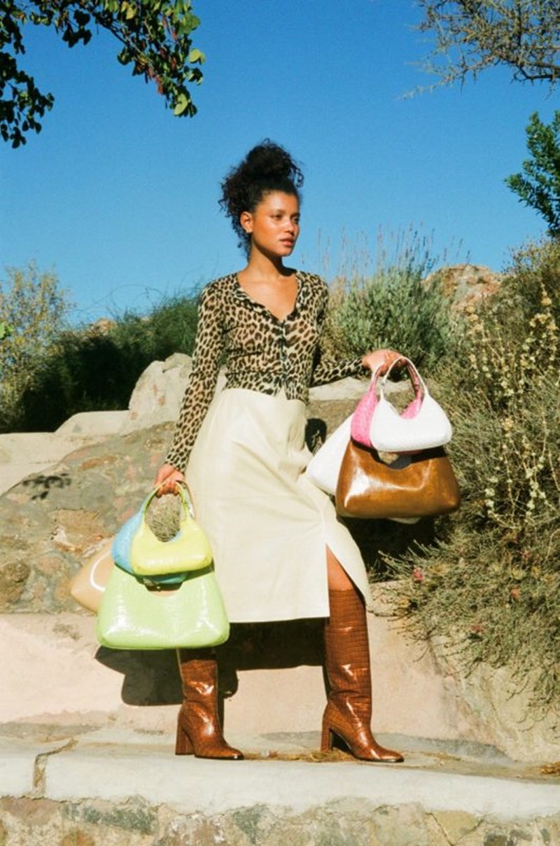 Το τελευταίο editorial του BY FAR πραγματοποιήθηκε στον πιο θρυλικό καλοκαιρινό προορισμό – την Ελλάδα - εικόνα 1