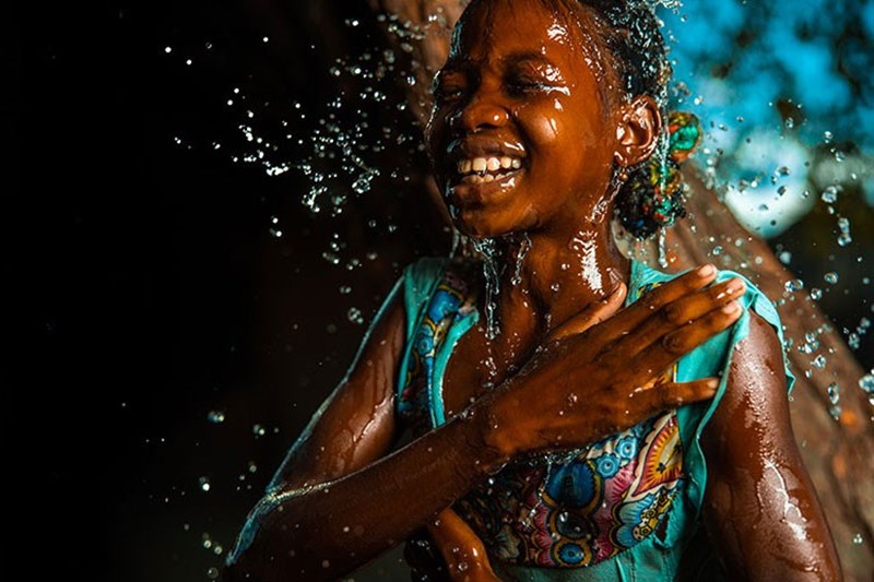 Αυτόν τον μήνα της γης, η Aveda έχει μια μόνο αποστολή: Να εξασφαλίσει καθαρό νερό σε περισσότερους ανθρώπους - εικόνα 1