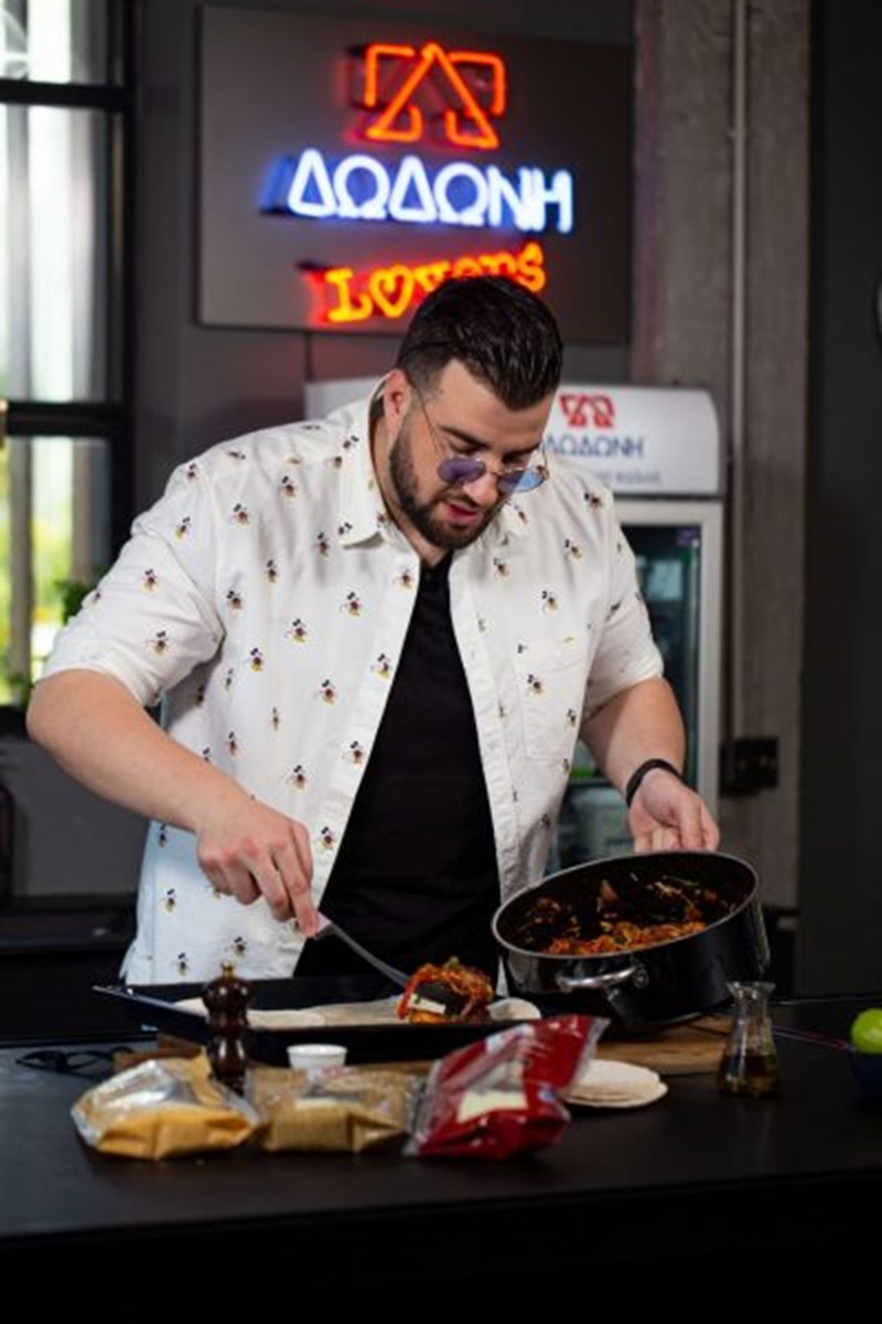 Backstage: Ο Σταύρος Βαρθαλίτης στη νέα σειρά μαγειρικής από τη ΔΩΔΩΝΗ - εικόνα 1