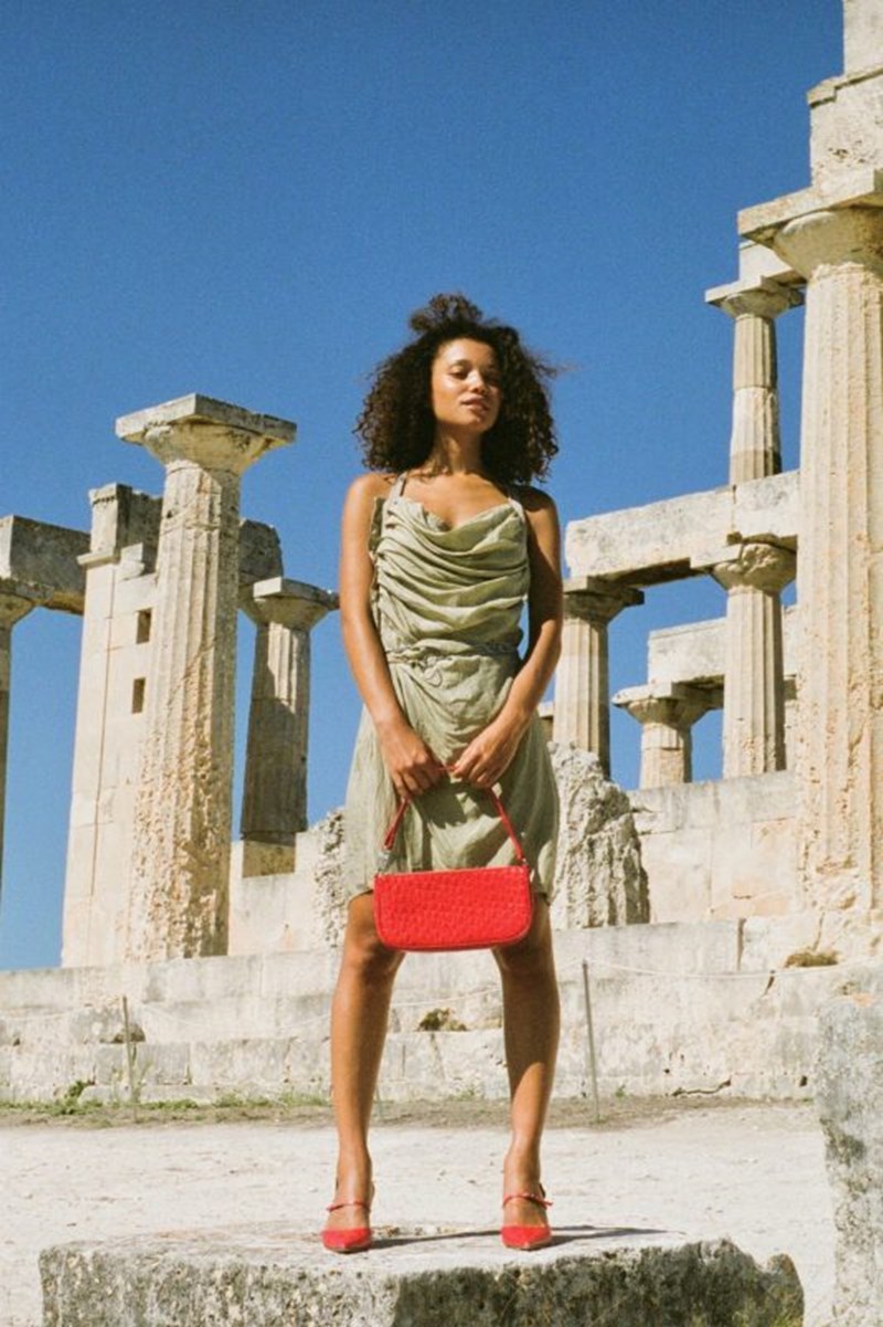 Το τελευταίο editorial του BY FAR πραγματοποιήθηκε στον πιο θρυλικό καλοκαιρινό προορισμό – την Ελλάδα - εικόνα 3