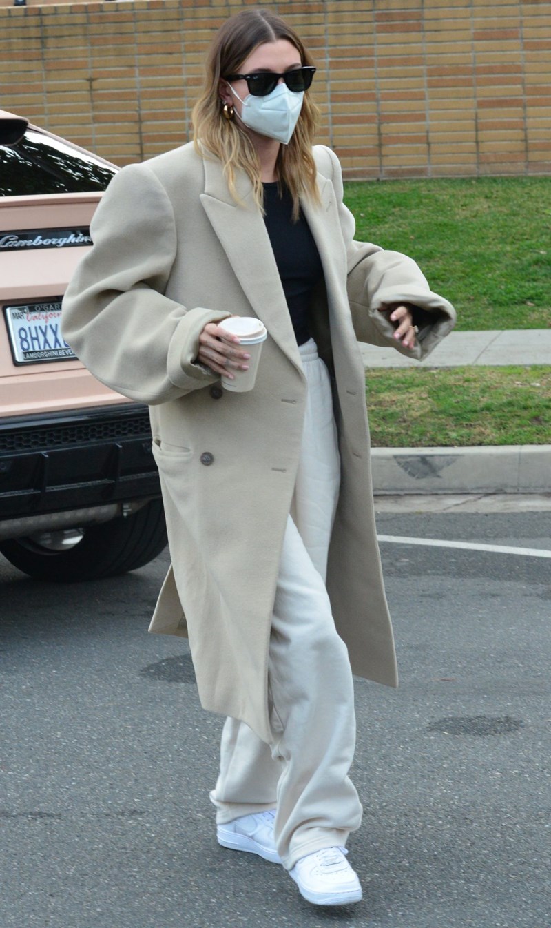 4 celebrity -ακαταμάχητα- outfits που θέλουμε να αντιγράψουμε μέσα στο weekend - εικόνα 13