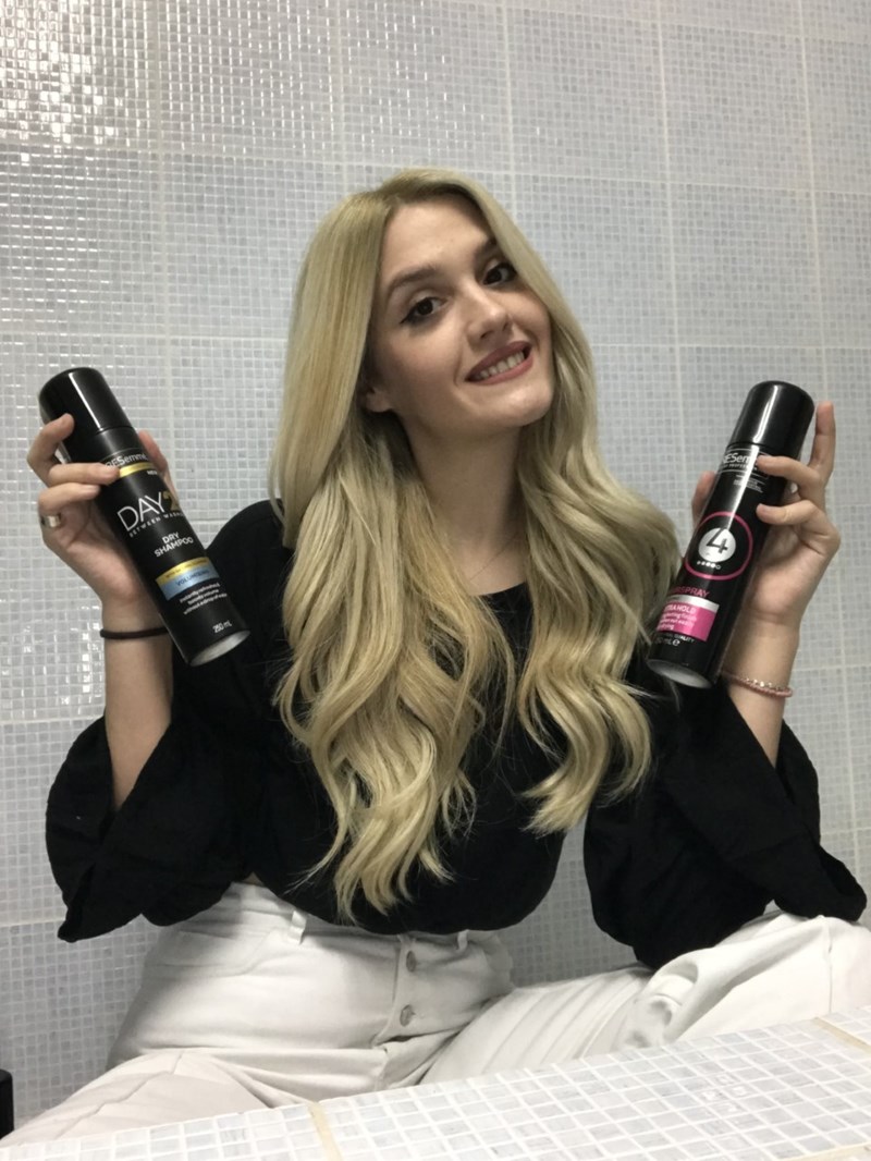 Bubble Pony: Η editor του ELLE.gr, Νίνα Μουσούρη σου δείχνει step by step πως θα δημιουργήσεις το πιο stylish χτένισμα της σεζόν - εικόνα 1