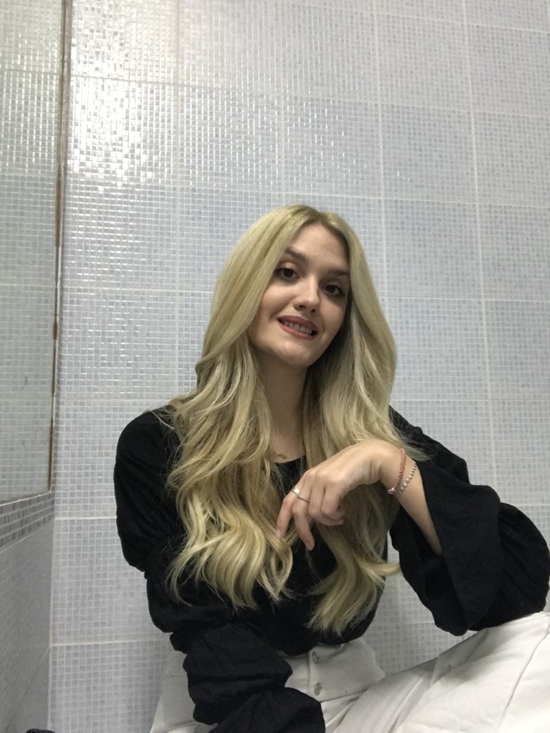 Bubble Pony: Η editor του ELLE.gr, Νίνα Μουσούρη σου δείχνει step by step πως θα δημιουργήσεις το πιο stylish χτένισμα της σεζόν - εικόνα 12