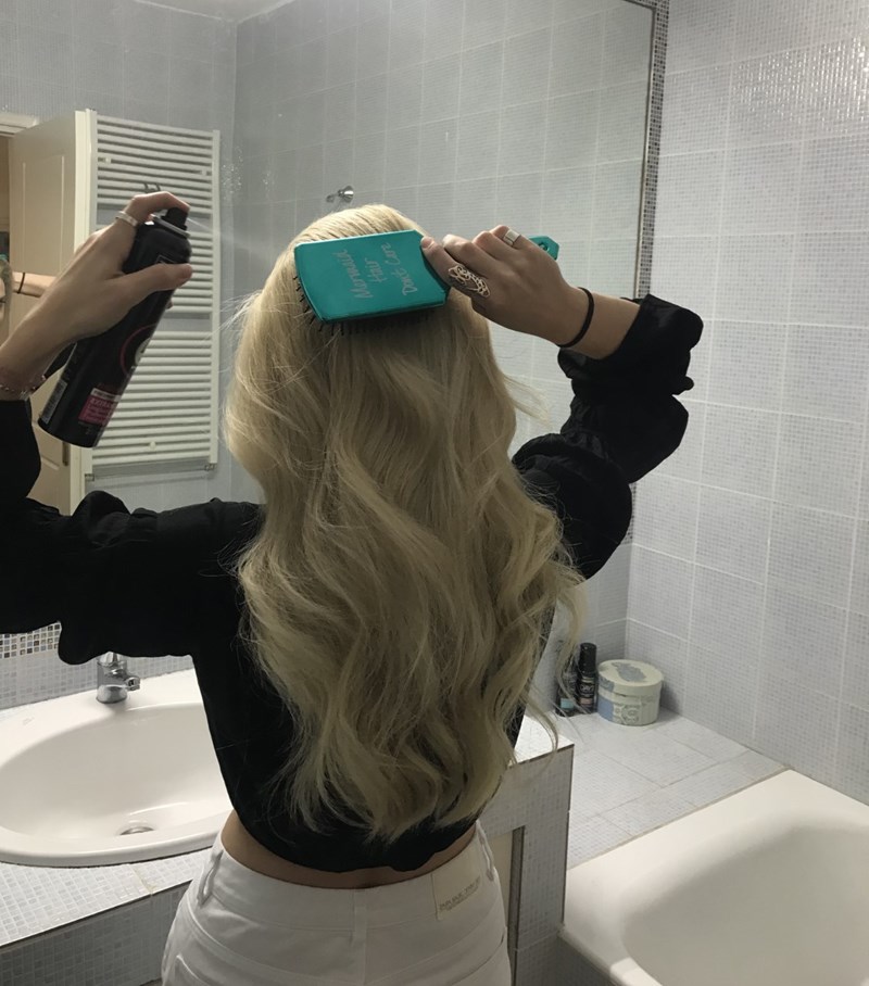 Bubble Pony: Η editor του ELLE.gr, Νίνα Μουσούρη σου δείχνει step by step πως θα δημιουργήσεις το πιο stylish χτένισμα της σεζόν - εικόνα 3