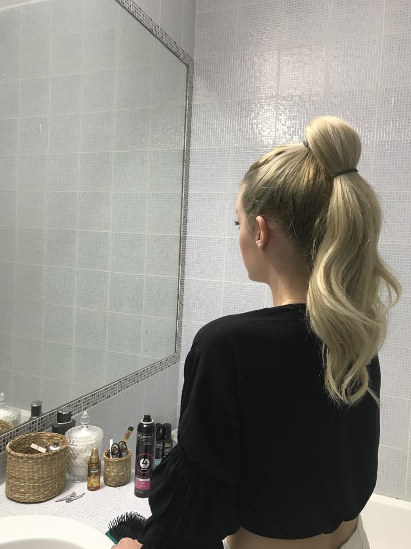 Bubble Pony: Η editor του ELLE.gr, Νίνα Μουσούρη σου δείχνει step by step πως θα δημιουργήσεις το πιο stylish χτένισμα της σεζόν - εικόνα 5