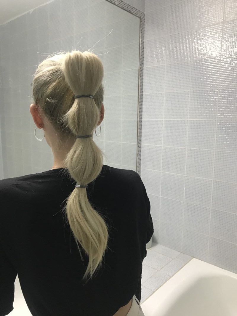 Bubble Pony: Η editor του ELLE.gr, Νίνα Μουσούρη σου δείχνει step by step πως θα δημιουργήσεις το πιο stylish χτένισμα της σεζόν - εικόνα 6