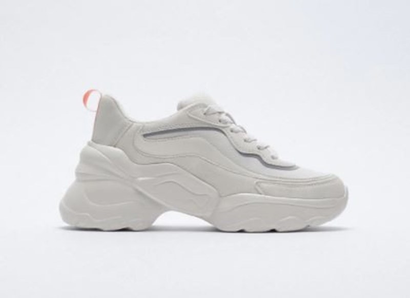 Από jeans μέχρι φούστες και φορέματα, αυτά τα λευκά sneakers ταιριάζουν με όλα - εικόνα 7