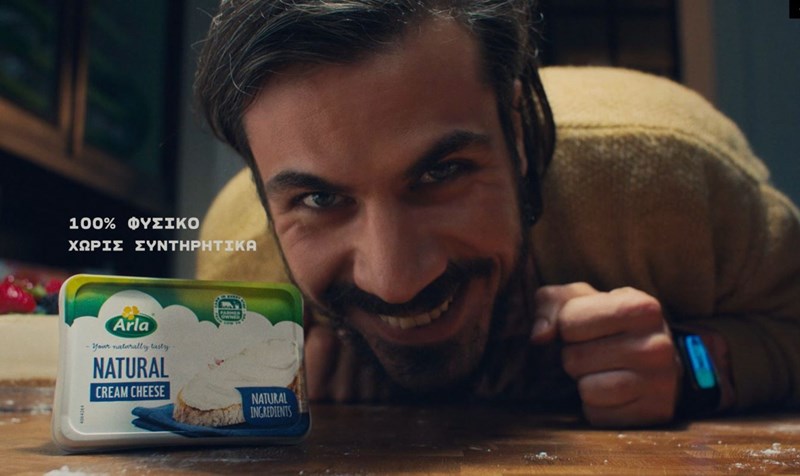 H νέα τηλεοπτική καμπάνια του Αrla Cream Cheese έχει πρωταγωνιστή τον σεφ Άκη Πετρετζίκη - εικόνα 1