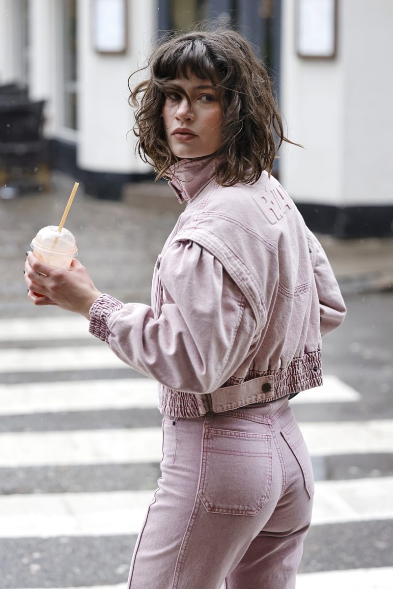 Denim Jacket: Το απόλυτο πανωφόρι της άνοιξης σε 10 υπέροχες εκδοχές για κάθε γούστο - εικόνα 2