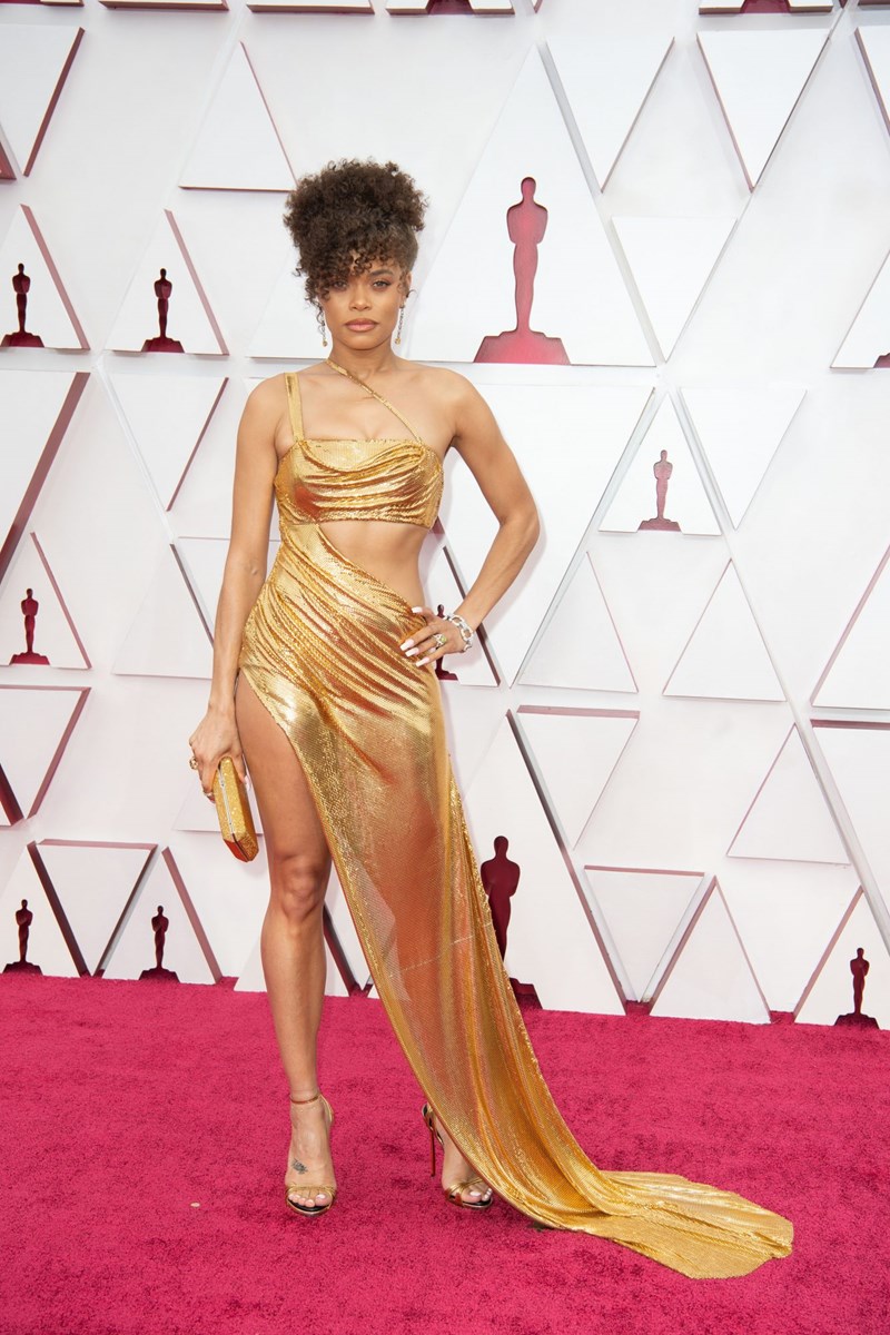 Κόκκινο & χρυσό: Δύο ήταν τα χρώματα που μονοπώλησαν το ενδιαφέρον μας στο red carpet των Oscars 2021 - εικόνα 6