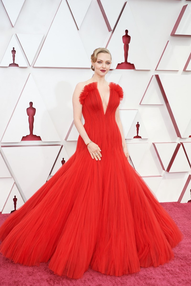 Κόκκινο & χρυσό: Δύο ήταν τα χρώματα που μονοπώλησαν το ενδιαφέρον μας στο red carpet των Oscars 2021 - εικόνα 3