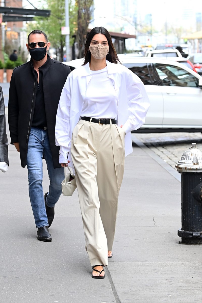 Αν δυσκολεύεσαι να συνδυάσεις το υφασμάτινο παντελόνι σου, η Kendall Jenner έχει την τέλεια ιδέα! #GetTheLook - εικόνα 1