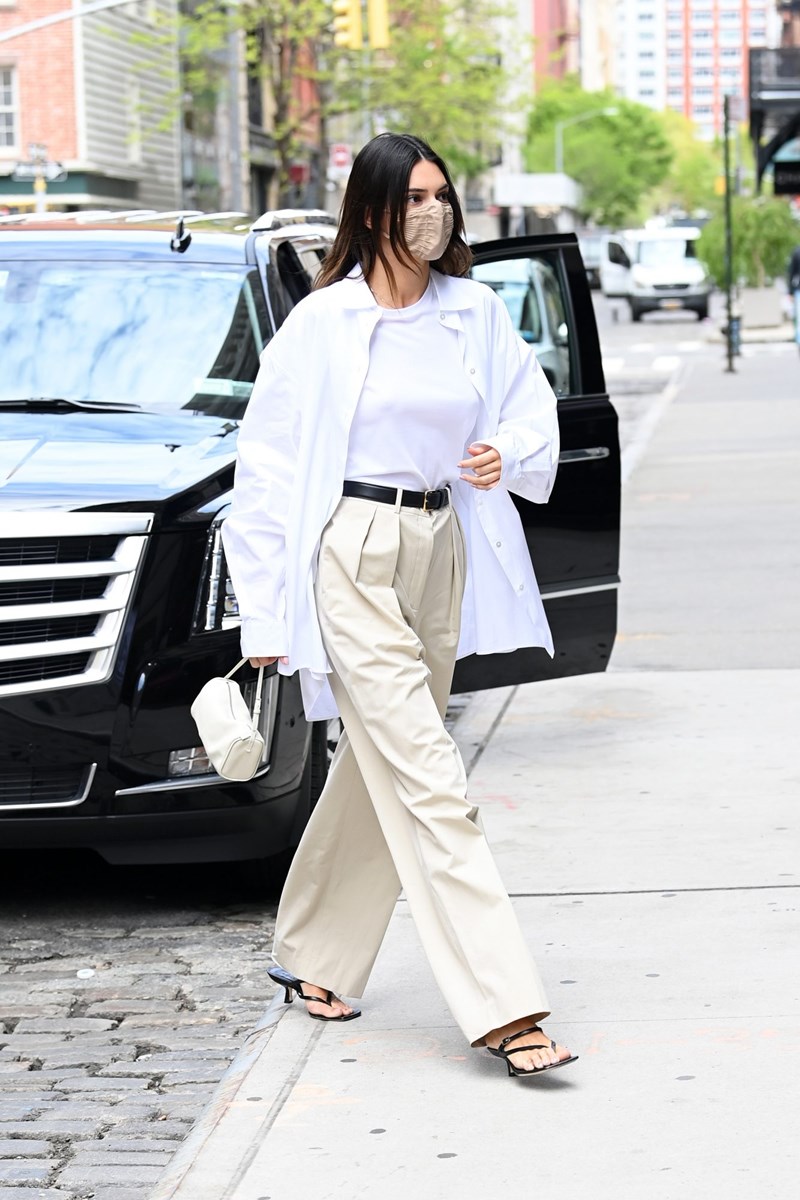 Αν δυσκολεύεσαι να συνδυάσεις το υφασμάτινο παντελόνι σου, η Kendall Jenner έχει την τέλεια ιδέα! #GetTheLook - εικόνα 2