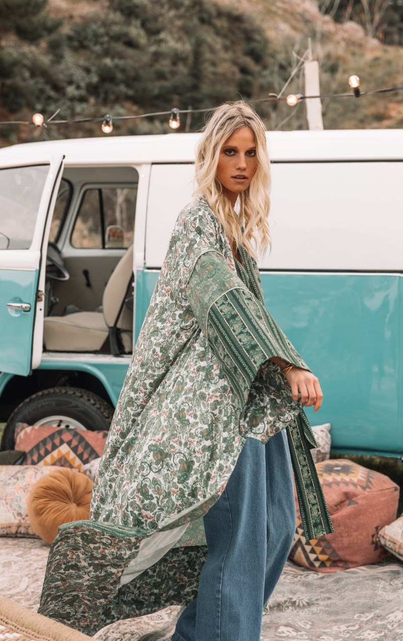 Η φετινή συλλογή SS21 της Vassia Kostara είναι εμπνευσμένη από το Golden Ratio και κρύβει μερικές εκπλήξεις για τις denim lovers - εικόνα 3