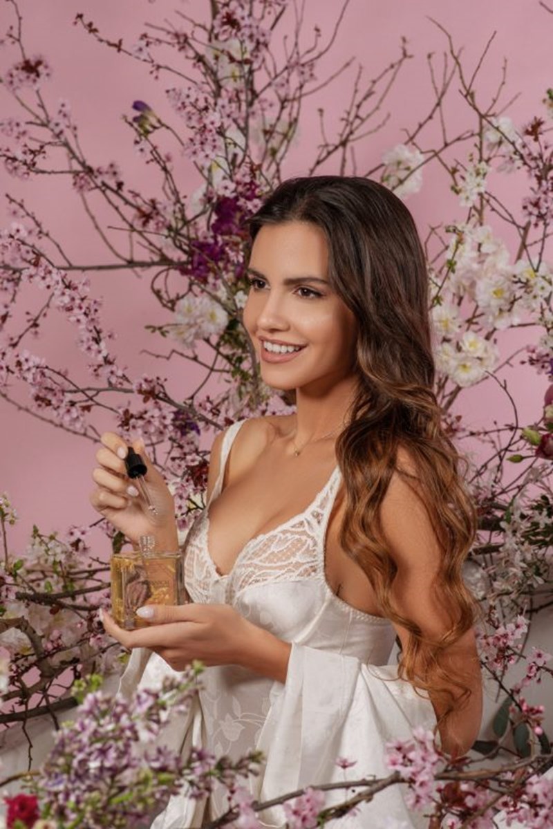 Η LITTLE SECRETS NATURAL COSMETICS παρουσιάζει το νέο καινοτόμο προϊόν BOTANICAL  SCULPT FLOWER OIL - εικόνα 1