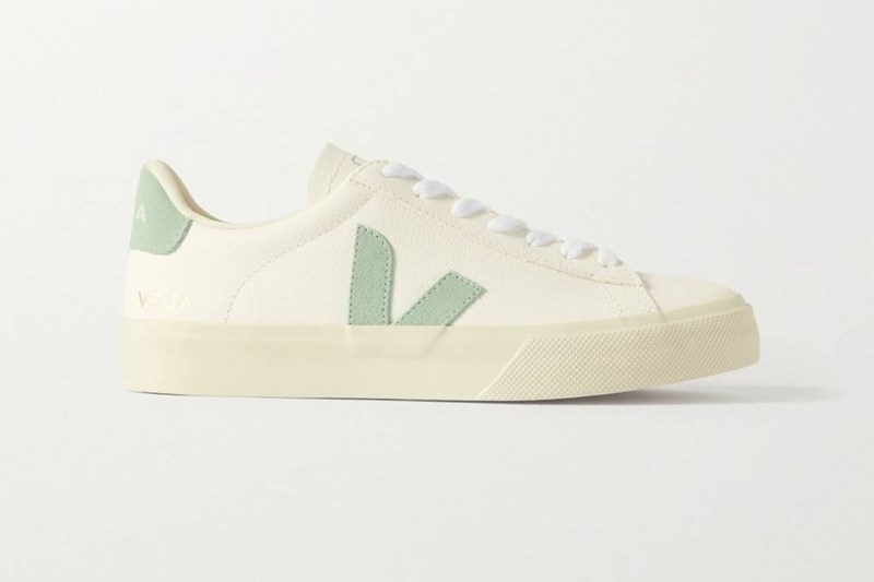 Από jeans μέχρι φούστες και φορέματα, αυτά τα λευκά sneakers ταιριάζουν με όλα - εικόνα 2