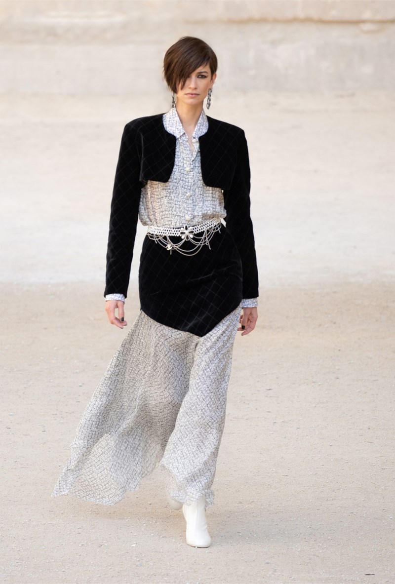 Chanel Cruise 2021/22: H νέα resort συλλογή του εμβληματικού οίκου φέρνει κοντά την γαλλική φινέτσα με τη punk αισθητική - εικόνα 8
