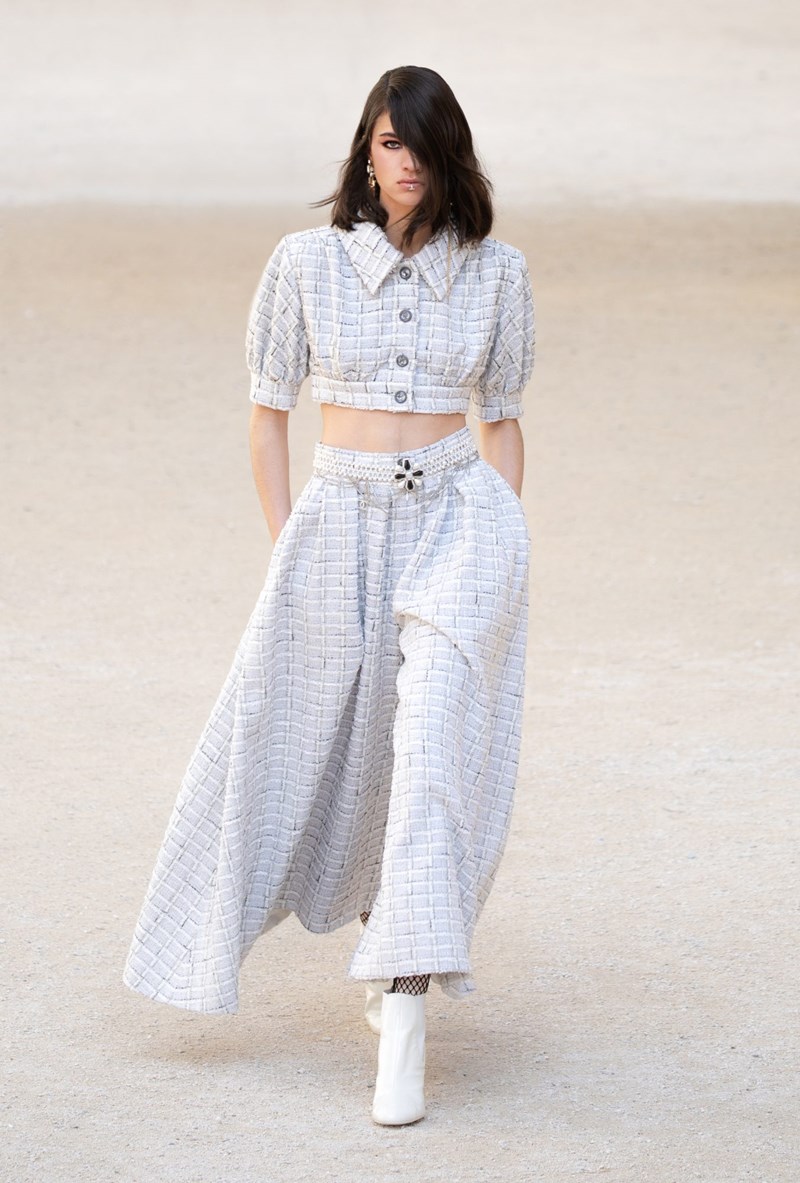 Chanel Cruise 2021/22: H νέα resort συλλογή του εμβληματικού οίκου φέρνει κοντά την γαλλική φινέτσα με τη punk αισθητική - εικόνα 2