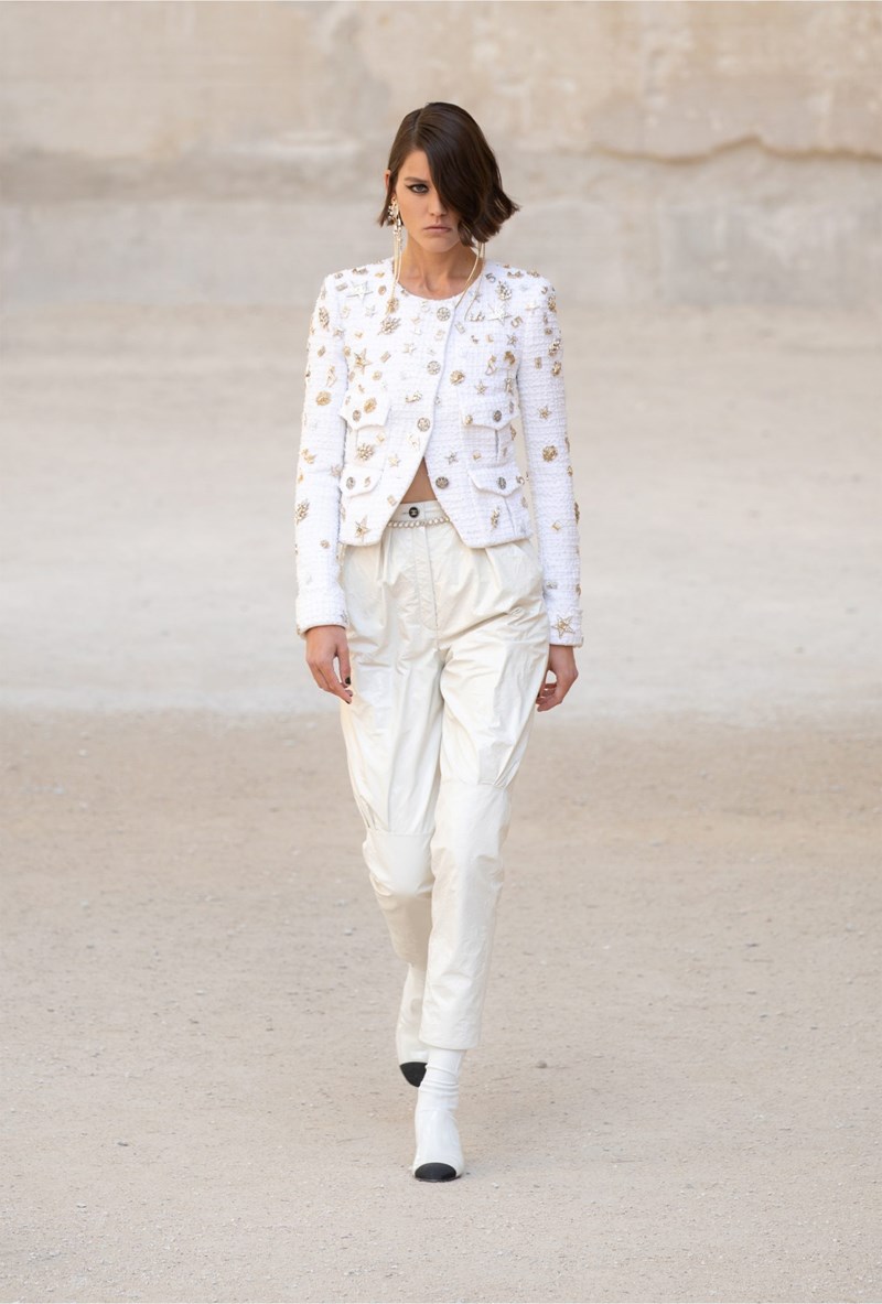 Chanel Cruise 2021/22: H νέα resort συλλογή του εμβληματικού οίκου φέρνει κοντά την γαλλική φινέτσα με τη punk αισθητική - εικόνα 11