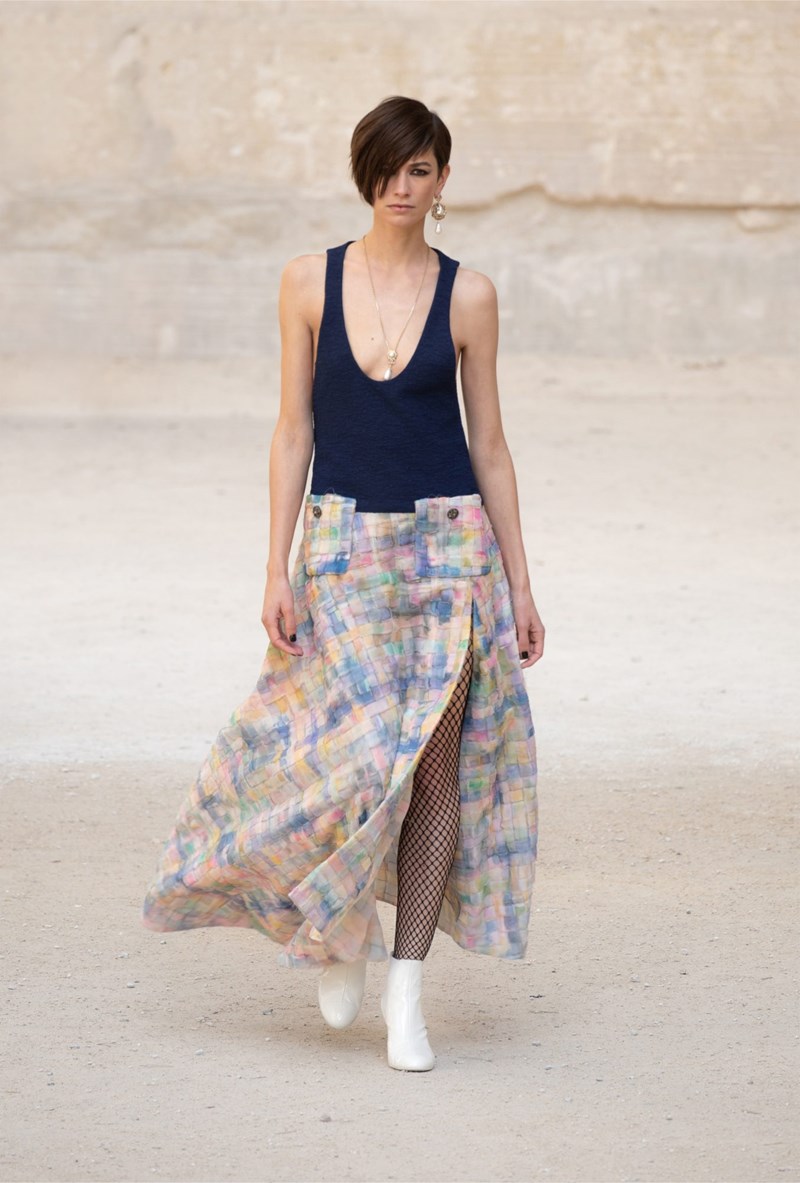 Chanel Cruise 2021/22: H νέα resort συλλογή του εμβληματικού οίκου φέρνει κοντά την γαλλική φινέτσα με τη punk αισθητική - εικόνα 4