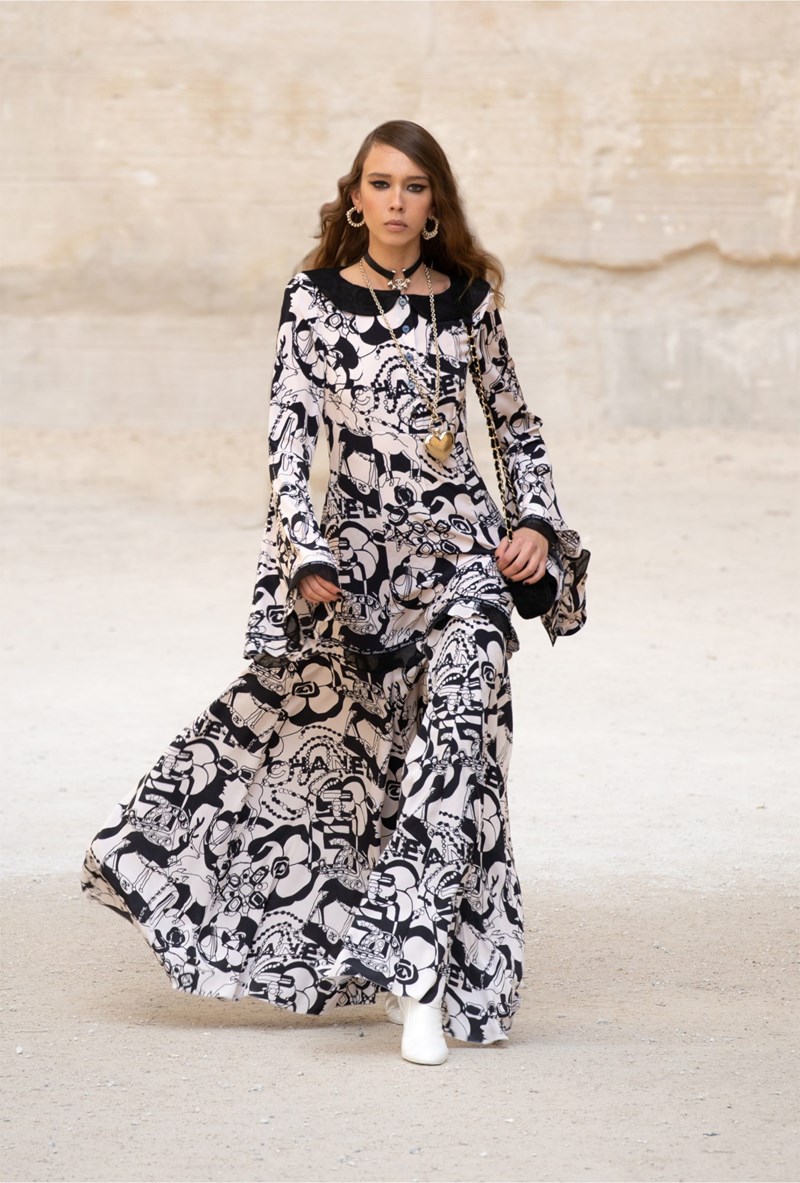 Chanel Cruise 2021/22: H νέα resort συλλογή του εμβληματικού οίκου φέρνει κοντά την γαλλική φινέτσα με τη punk αισθητική - εικόνα 9